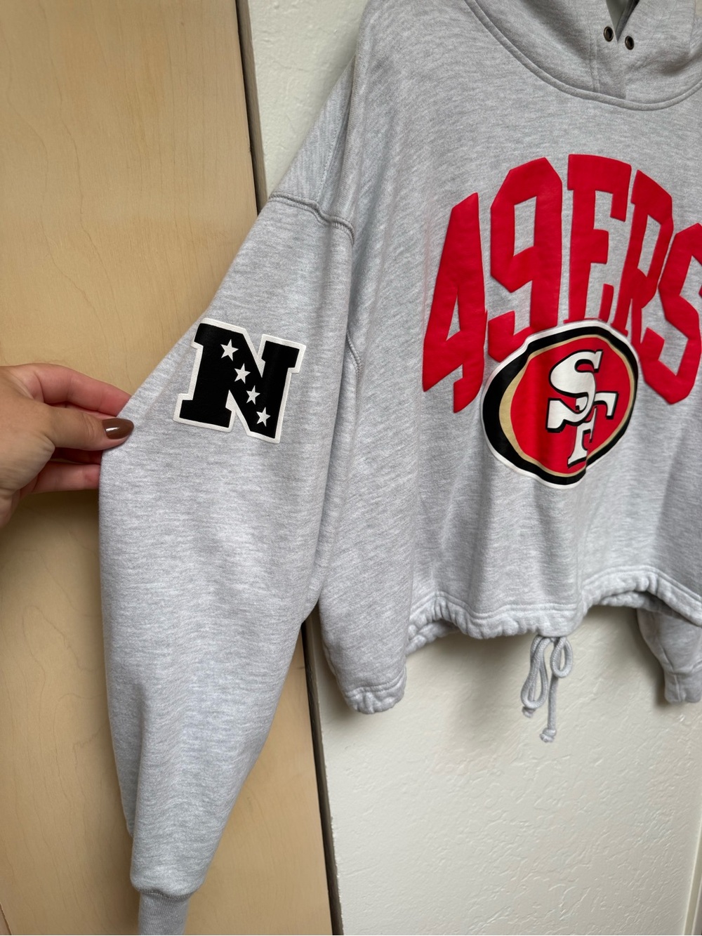‘47 Women’s Gray San Francisco 49ers Cropped Crewneck Hoodie and matching pants - Picture 4 of 9